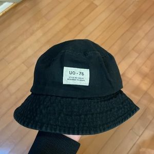 urban outffiters bucket hat in black